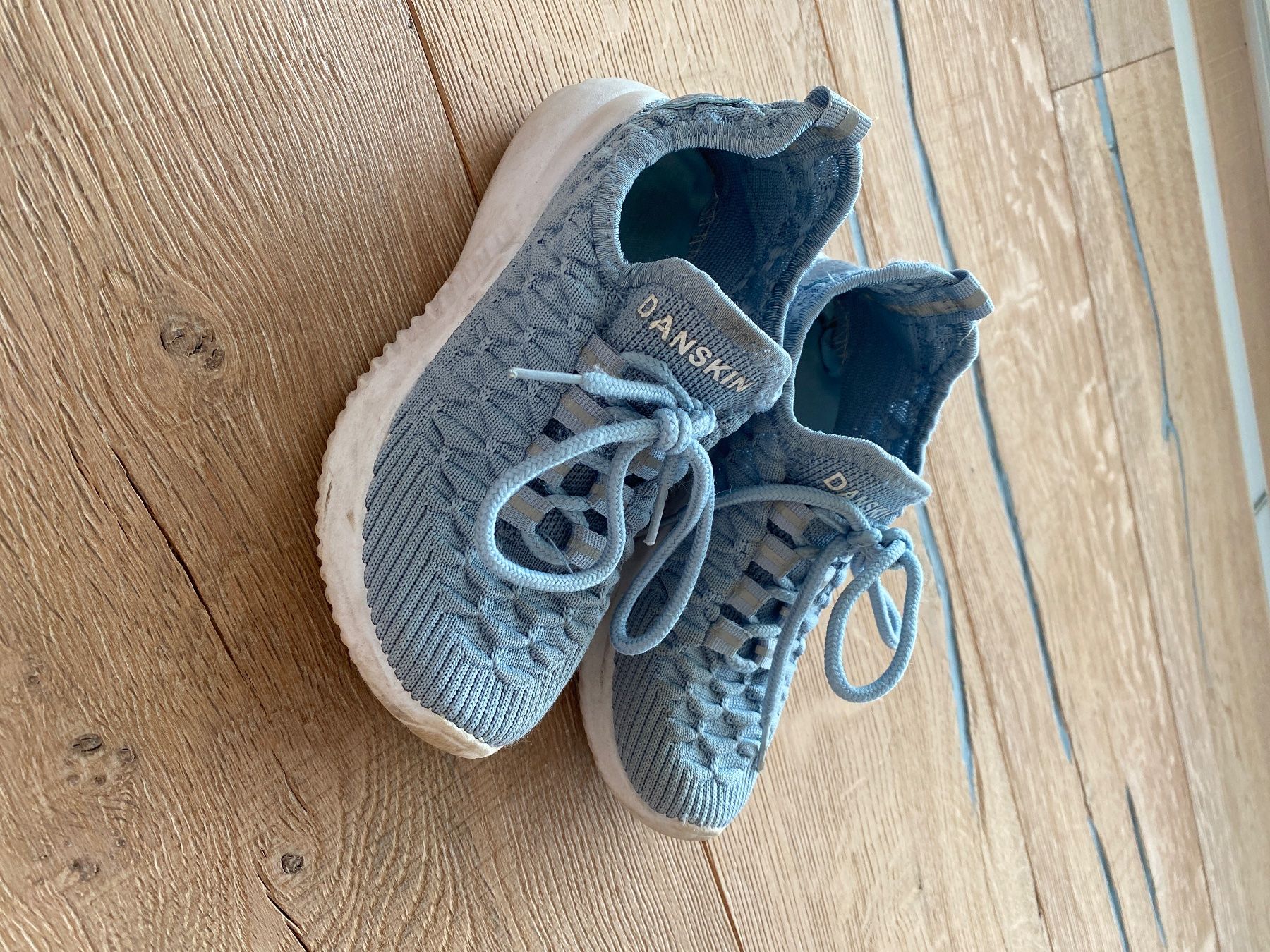 Schuhe für Mädchen: Danskin Sportschuhe Gr. 31 – Gebraucht aus Himmelried von Dievole