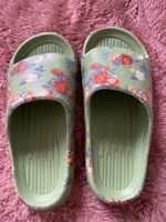 Sommerliche Badeschuhe/Pantoletten mit Blumenmuster, neu!