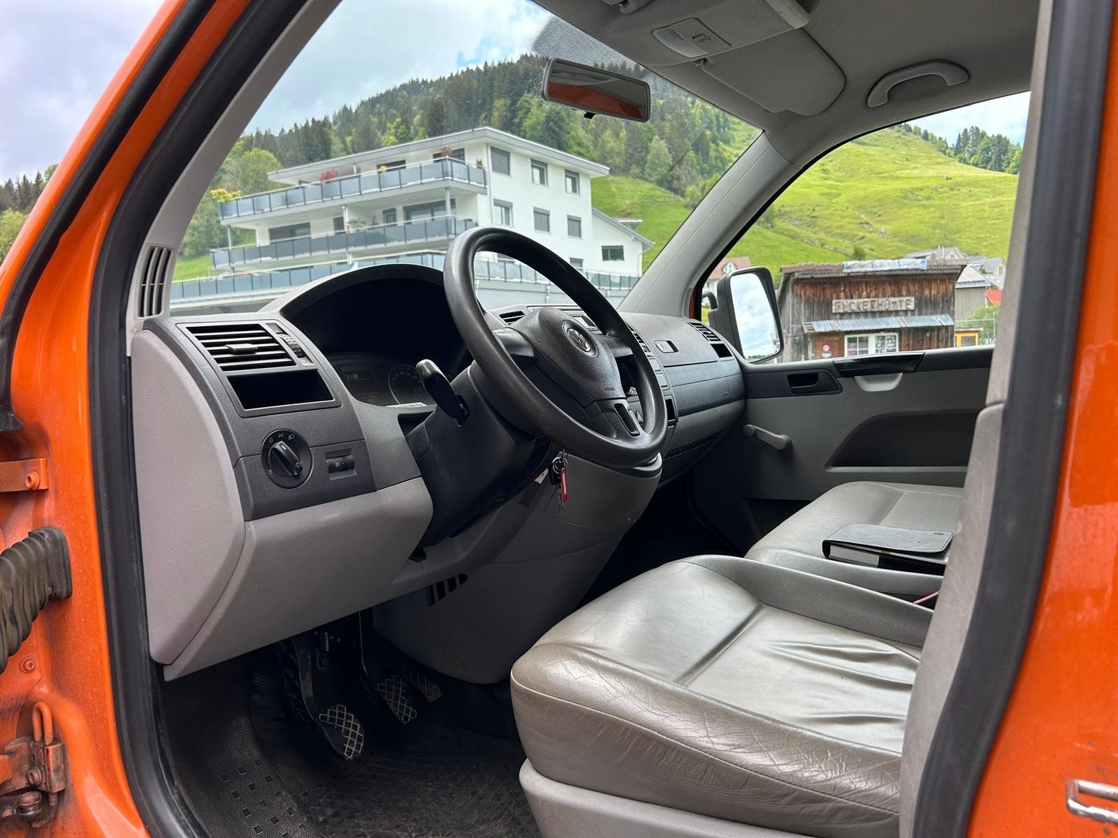 VW Véhicules utilitaires: VW T5 Transporter mit Brücke/ Verdeck – D'occasion à Rothenthurm par schwinger21 3