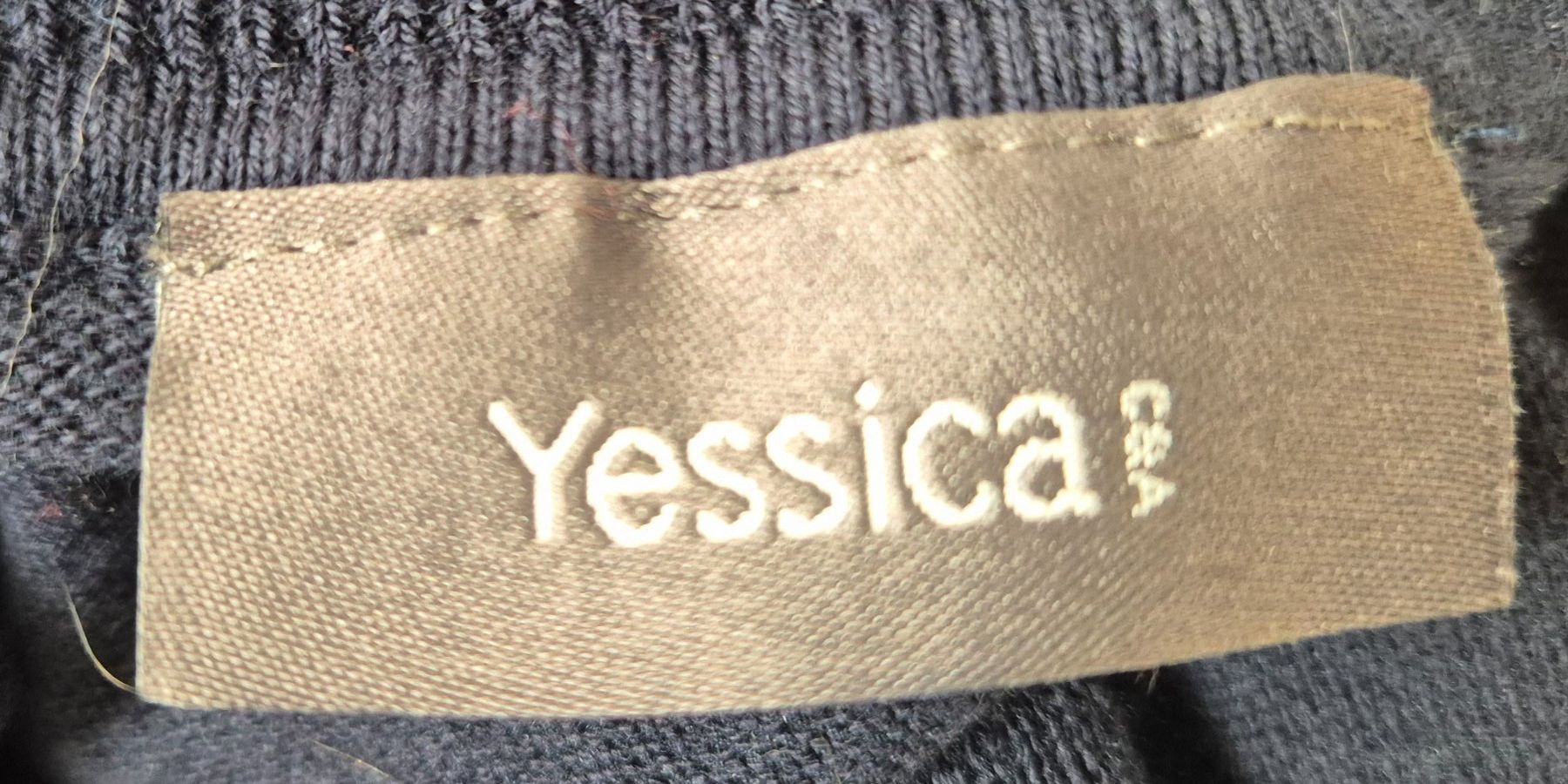 Maglioni & Felpe: Dunkelblauer Rollkragenpullover von Yessica, Grösse L – Usato da Stein am Rhein venduto da Lav1 1