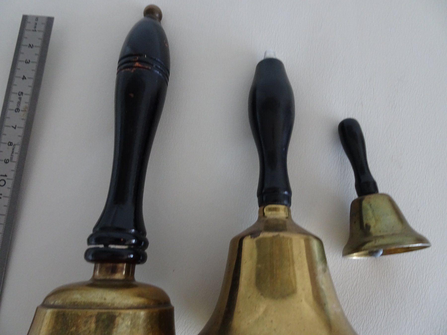Campanacci mucche: 3 antike Messing Handglocken – Usato da Vitznau venduto da Mina60 3