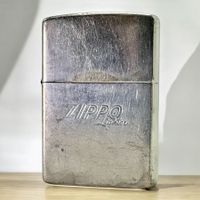 Briquet ZIPPO 1998 en métal argenté gravée ancien logo ZIPPO