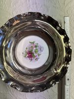 Antike Metallschale mit Porzellan, Blumendekor