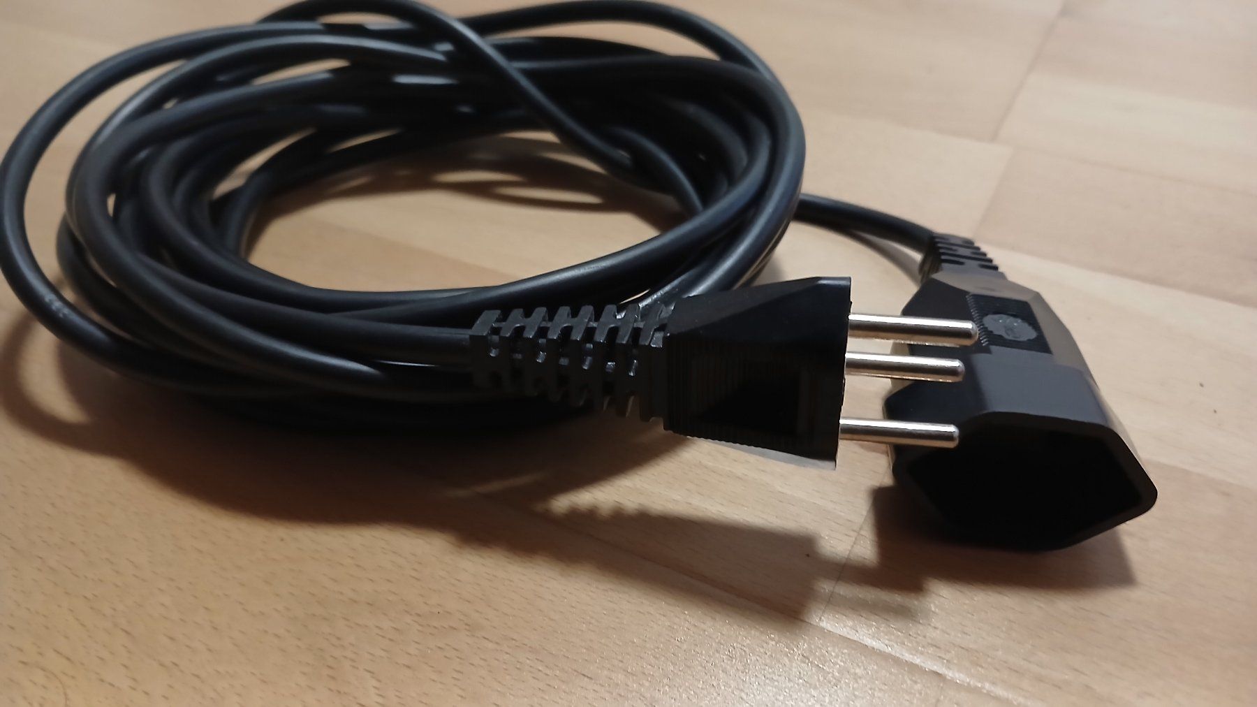 Kabel: Verlängerungskabel 3Fach schwarz 5m – Gebraucht aus hinwil von tho_j6kz