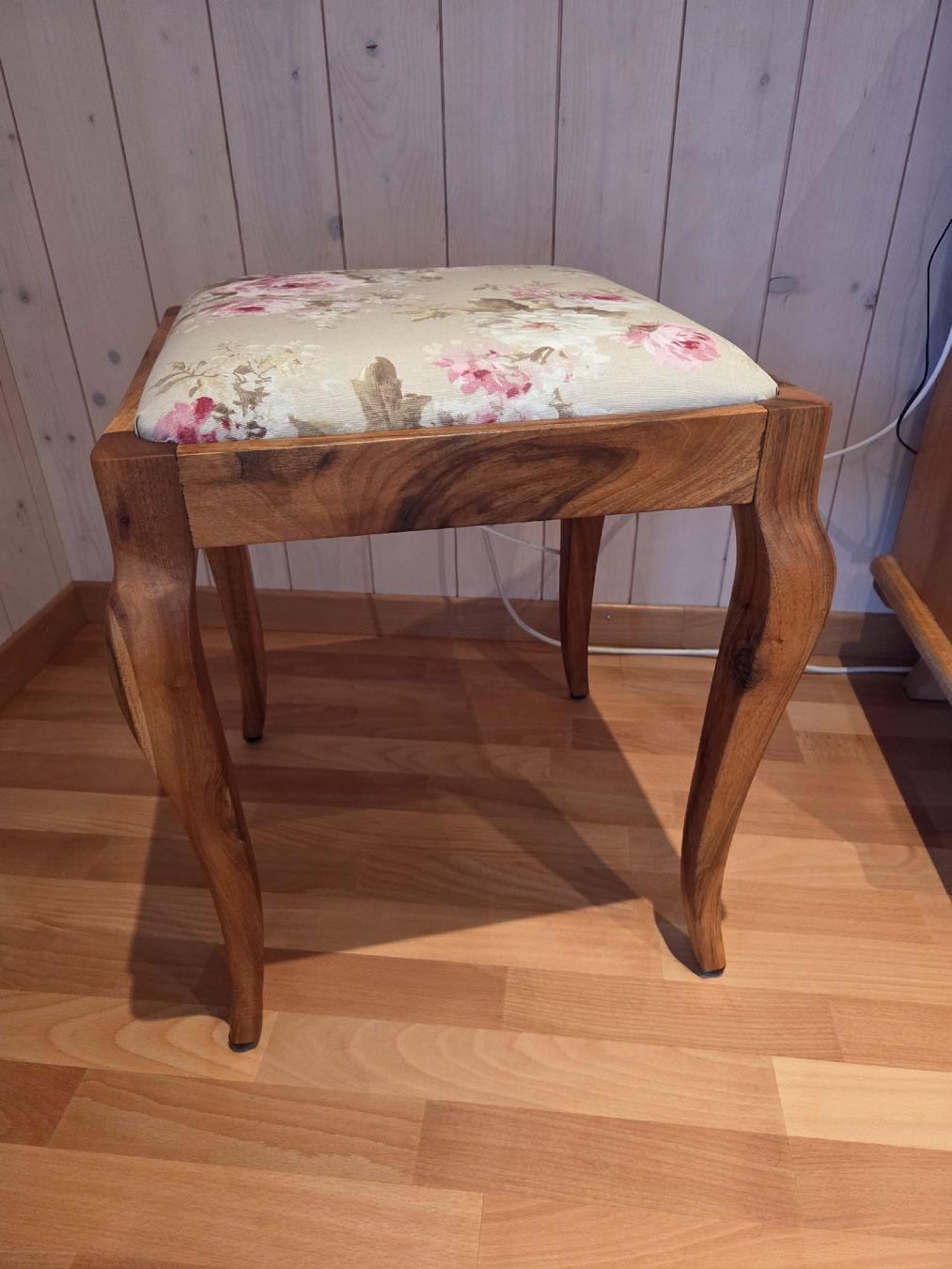 Tabourets: Hocker Nussbaum  – Neuf (Voir description) à Schüpfheim par AtelierHolz_Horn6170 2