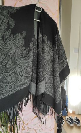 Elegantes Cape/Poncho mit Fransen.