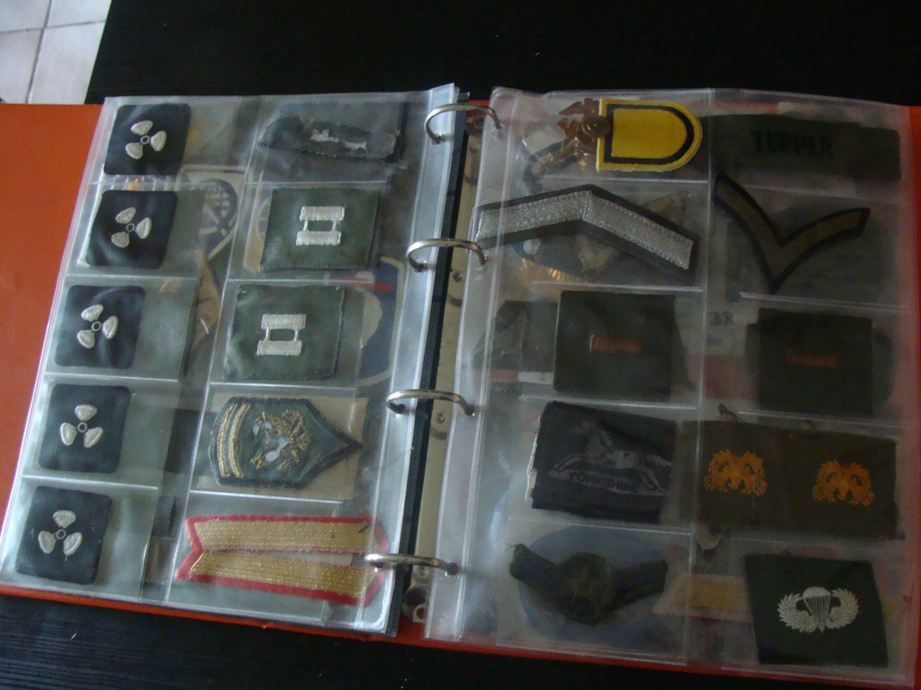 Plaketten & Abzeichen: Militaire, classeur remplit de badges et insignes divers. – Gebraucht aus Cuarny von hen_g7hn 3
