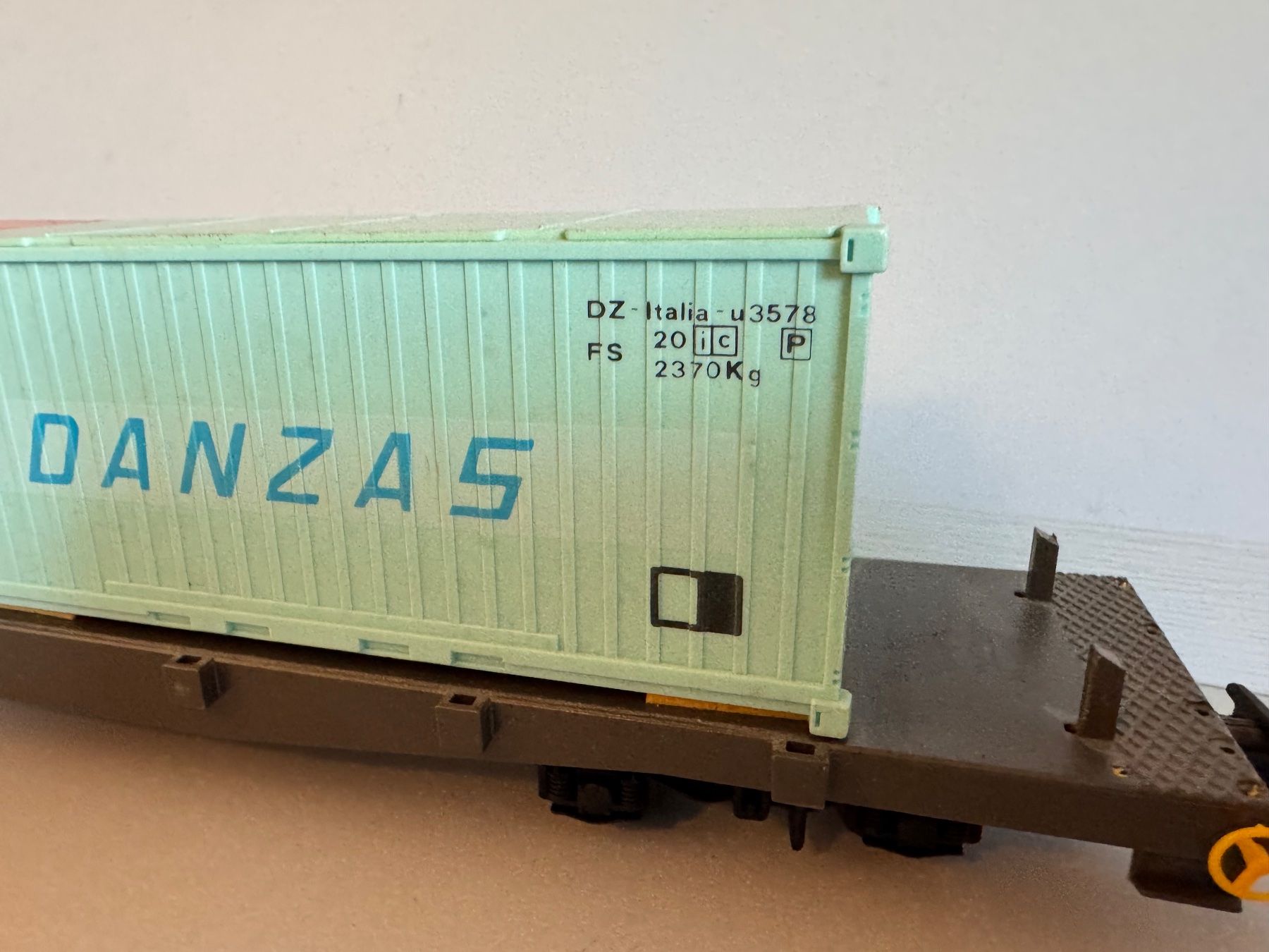 Fama Modelleisenbahnen: FAMA UTZ Container Wagen Spur 0m – Gebraucht aus Bottmingen von Dhaldimann 1