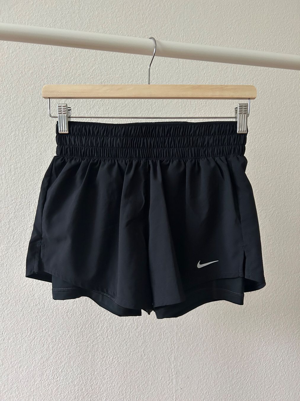 Nike Pantaloni: Nike Performance shorts – Usato da Zürich venduto da _nathalie_