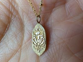 Goldene Halskette mit Venus und Apfel-Anhänger, Handarbeit