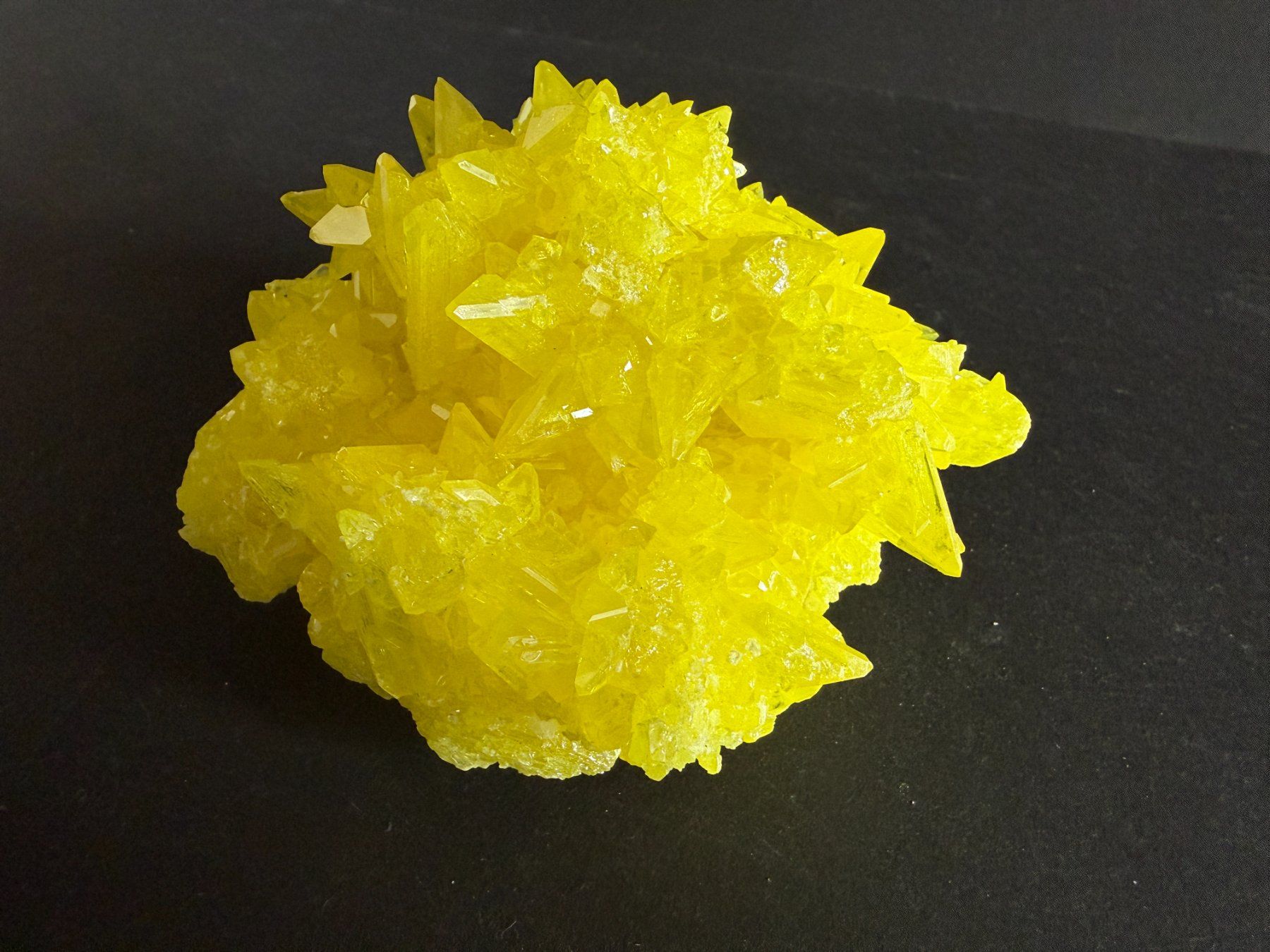 Minerali & Pietre curative: Grosse dekorative Schwefel Kristall Stufe, 390 g – Nuovo e nell'imballaggio originale da Lützelflüh-Goldb venduto da Elementis