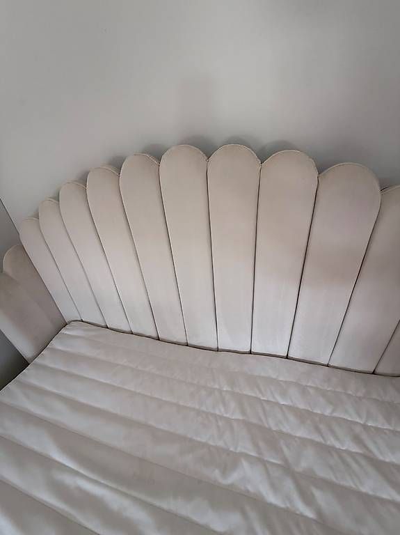 Betten: Muschelbett beige samt  – Gebraucht aus Erlenbach ZH von mal_qvk6 2