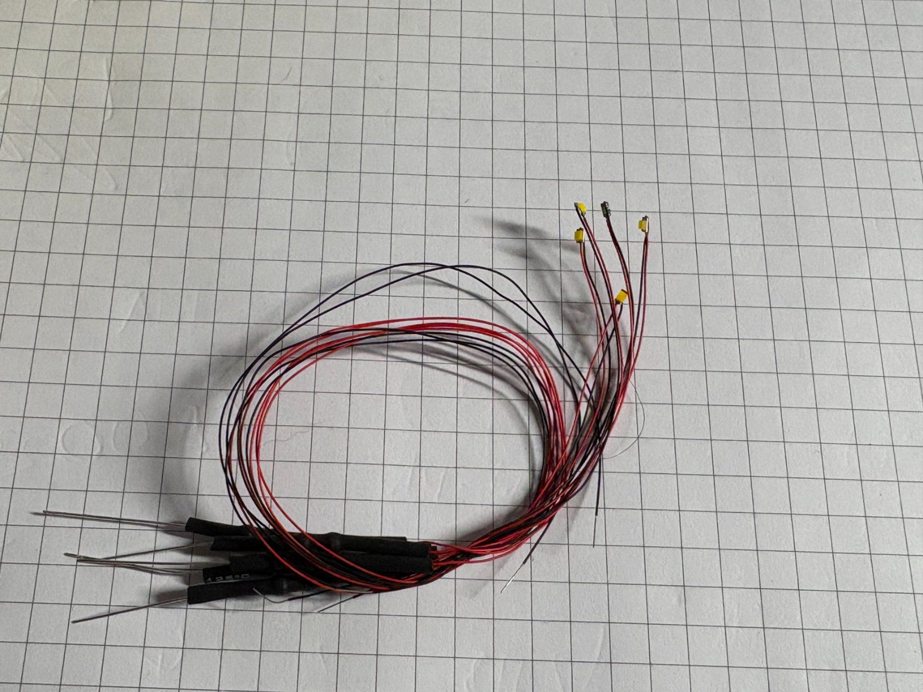 Roco Modelleisenbahnen: 50 Stk. KELLTEC 0508 Micro LED 24V DC Warmweiss mit 20 cm K. – Neu und originalverpackt aus Dittingen von Beamsplitter 2
