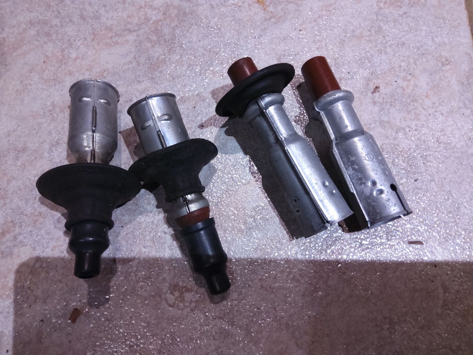 Accessori per altri veicoli: Kerzenstecker Oldtimer – Usato da Aeschi b. Spiez venduto da Merk-Pullax