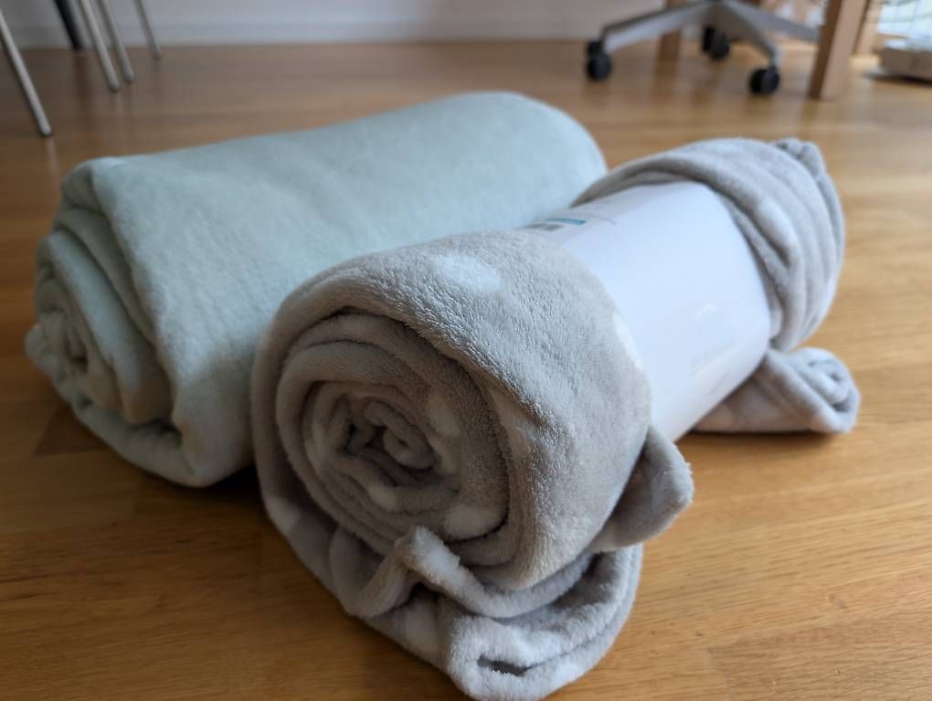 Decken: Kuscheldecke, Neu! (hellgrau mit Pünktchen oder Mint) – Gebraucht aus Luzern von Quy