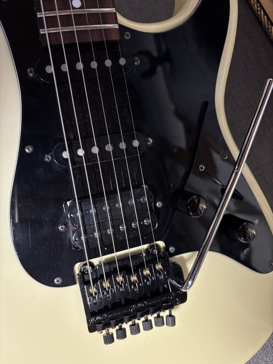 Charvel Strumenti musicali: Charvel Jackson model 3 electric guitar cream 1986 – Usato da Yverdon-les-Bains venduto da DoctorGuitar 4