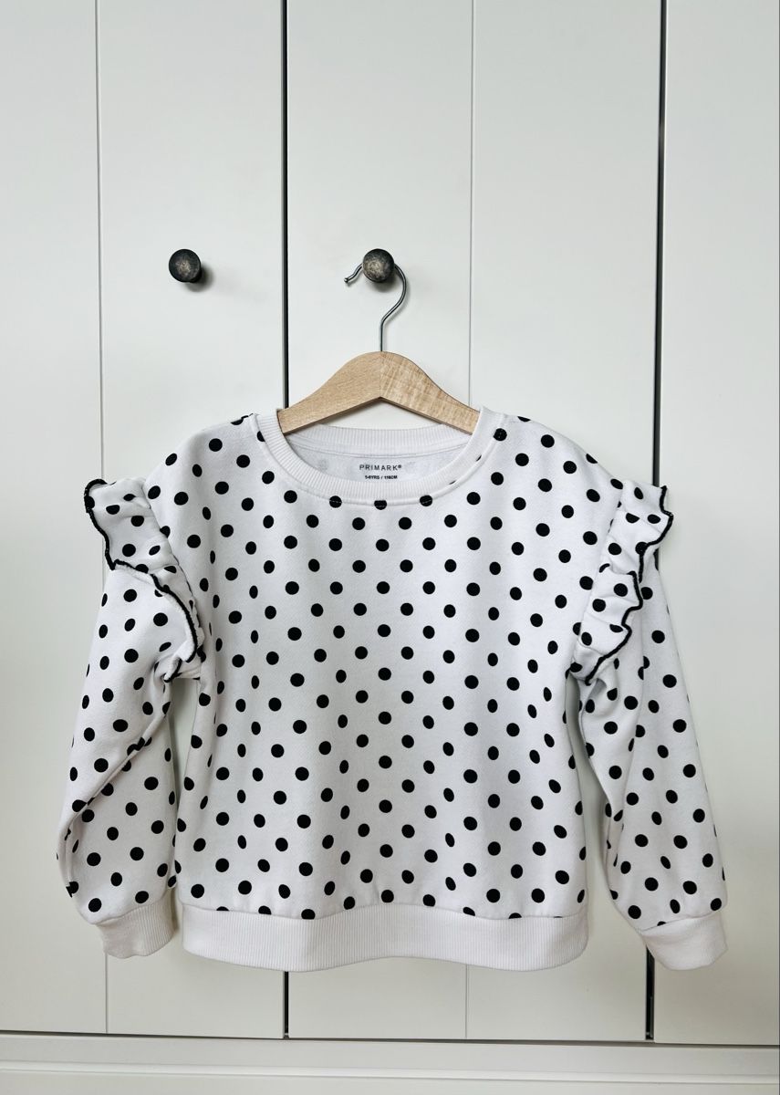 Primark Pullover & Sweatshirts: Primark 110 Sweatshirt weiss mit schwarzen punkten – Gebraucht aus Burgdorf von rulan 1