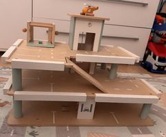 Hochwertige Holz-Autogarage / Parkhaus mit Aufzug 