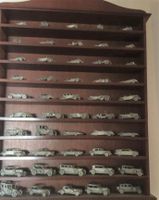 50 Oldtimer Zinn Auto's auf Holzregal