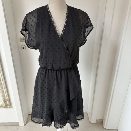 Kurzes Sommerkleidchen mit hübschen Details Gr. 38