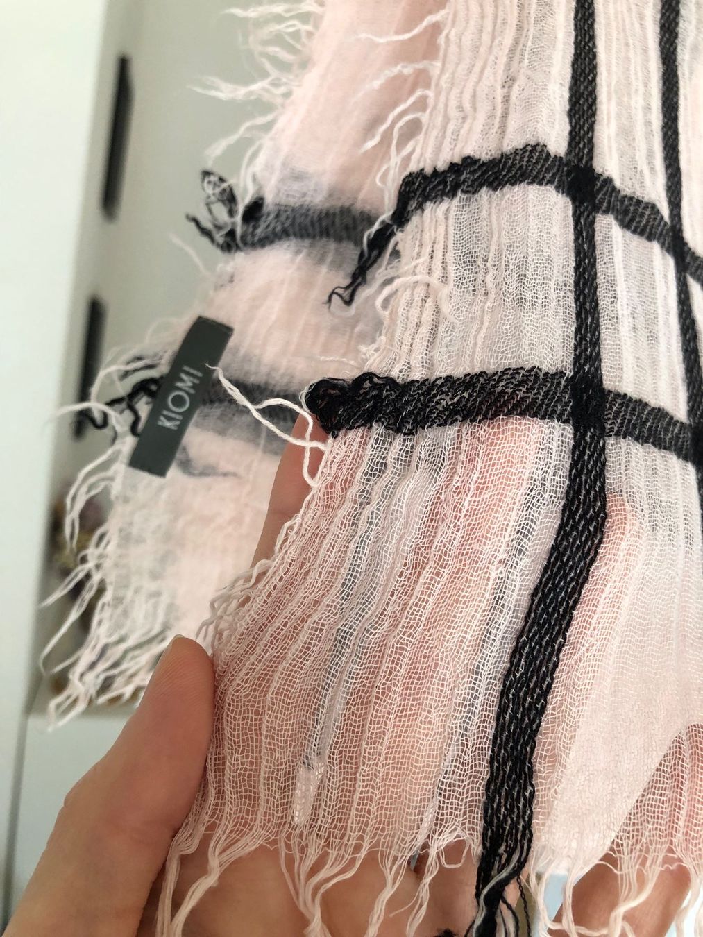 Foulard & Sciarpe: KIOMI Echarpe rose clair et noir avec franges – Usato da St-Aubin FR venduto da Tiweety 2