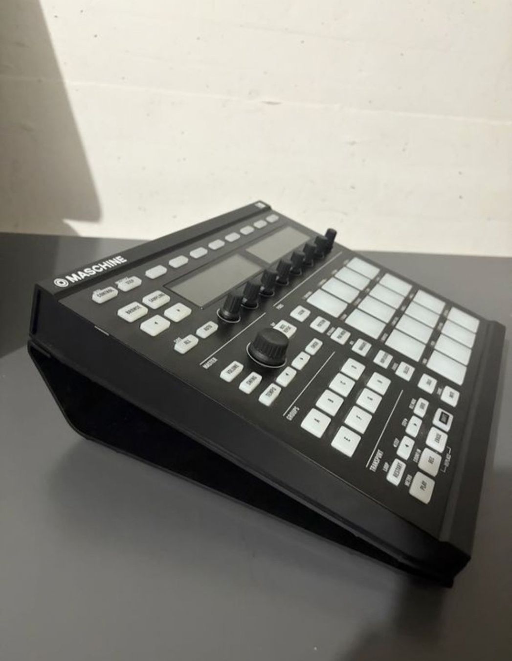 Native Instruments Musikinstrumente: Native Intstruments Maschine MK2 inkl. original Stand - Top! – Gebraucht aus Schaffhausen von dan_h6hm 1