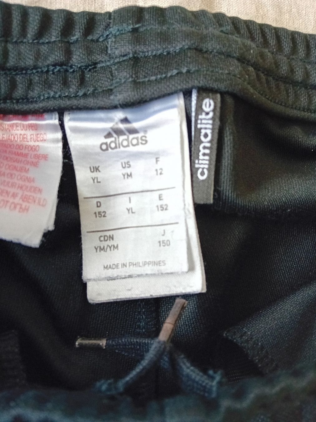 Adidas Pantaloni: Schwarze Adidas Climalite Trainingshose, Größe 152 – Usato da Romanshorn venduto da milenva 1