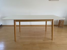 Schöner Esstisch mit Holzbeinen 90x180cm, sehr guter Zustand
