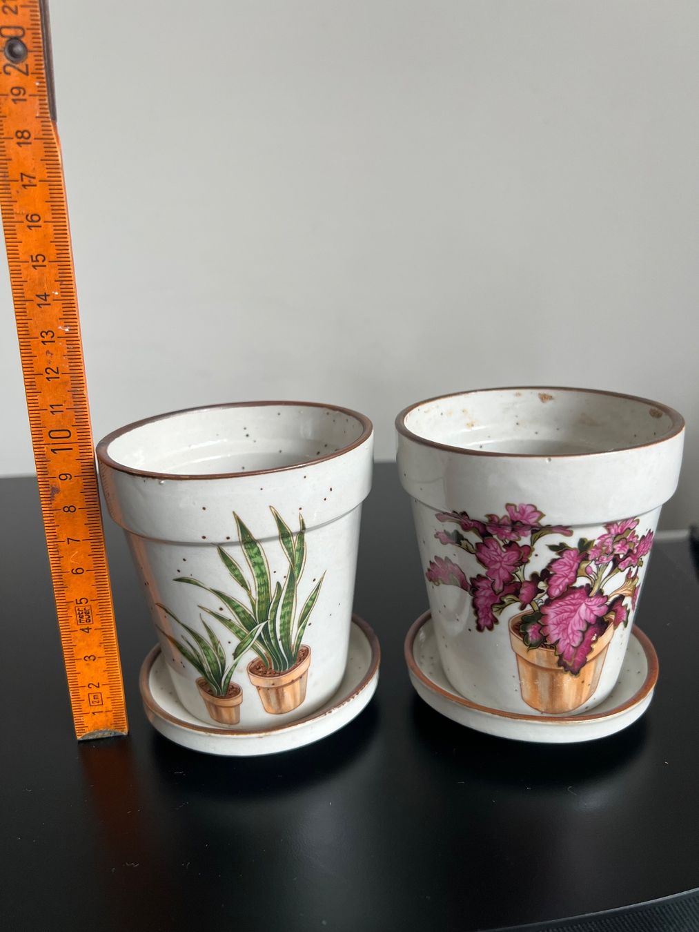 Vasi per fiori: 2er Set Vintage Blumentöpfe mit Untersetzer – Usato da Jona venduto da Sariksa 6