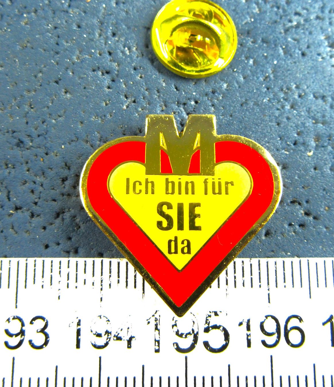 Swiss Plaketten & Abzeichen: M ICH BIN FÜR SIE DA ❤ PIN – Gebraucht aus Ettingen von Hausi4711