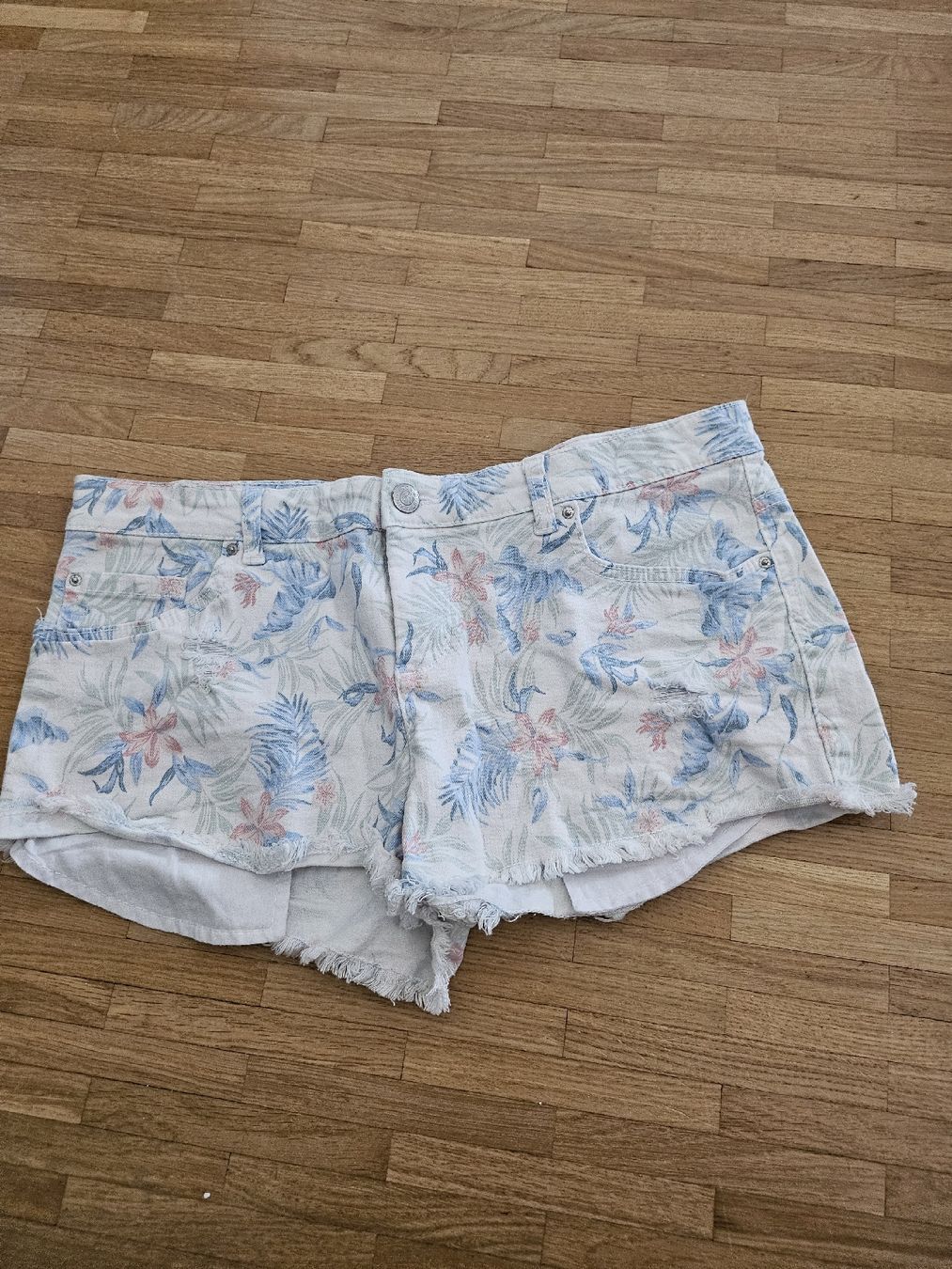 Pantaloni: Très joli short – Nuovo (secondo la descrizione) da La Tour-de-Peilz venduto da mar_2r26