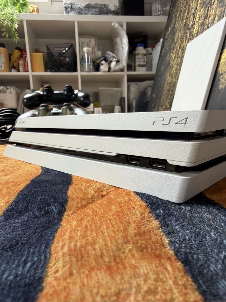 Sony Console: Weisse Playstation 4 Pro mit 2 Controller + Zubehör! – Usato da Hombrechtikon venduto da mar_fbp2 6