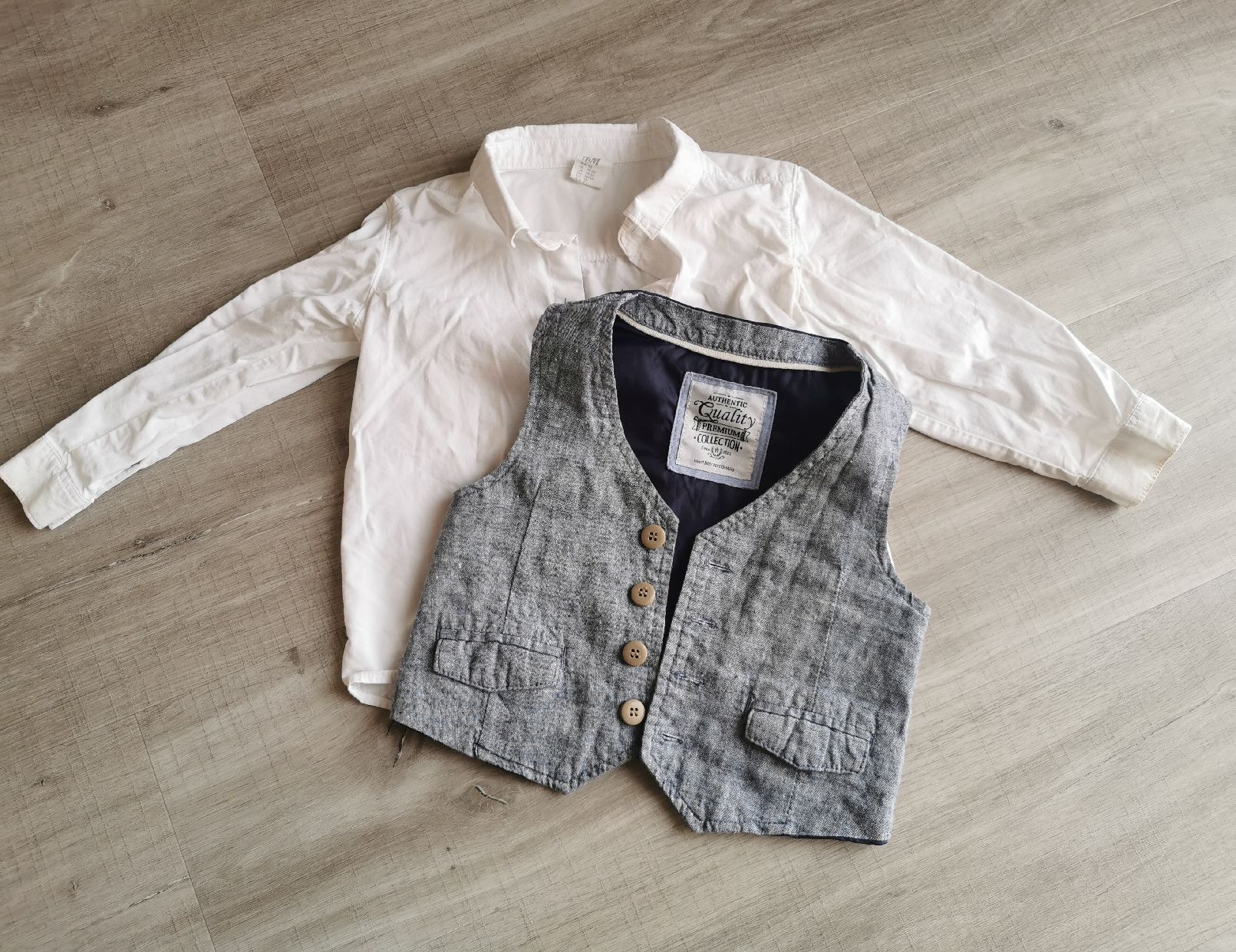 H&M Camicie, T-shirt & Polo: Gilet / Hemd mit Weste / Taufhemd Gr. 92 – Usato da Fahrwangen venduto da honi210