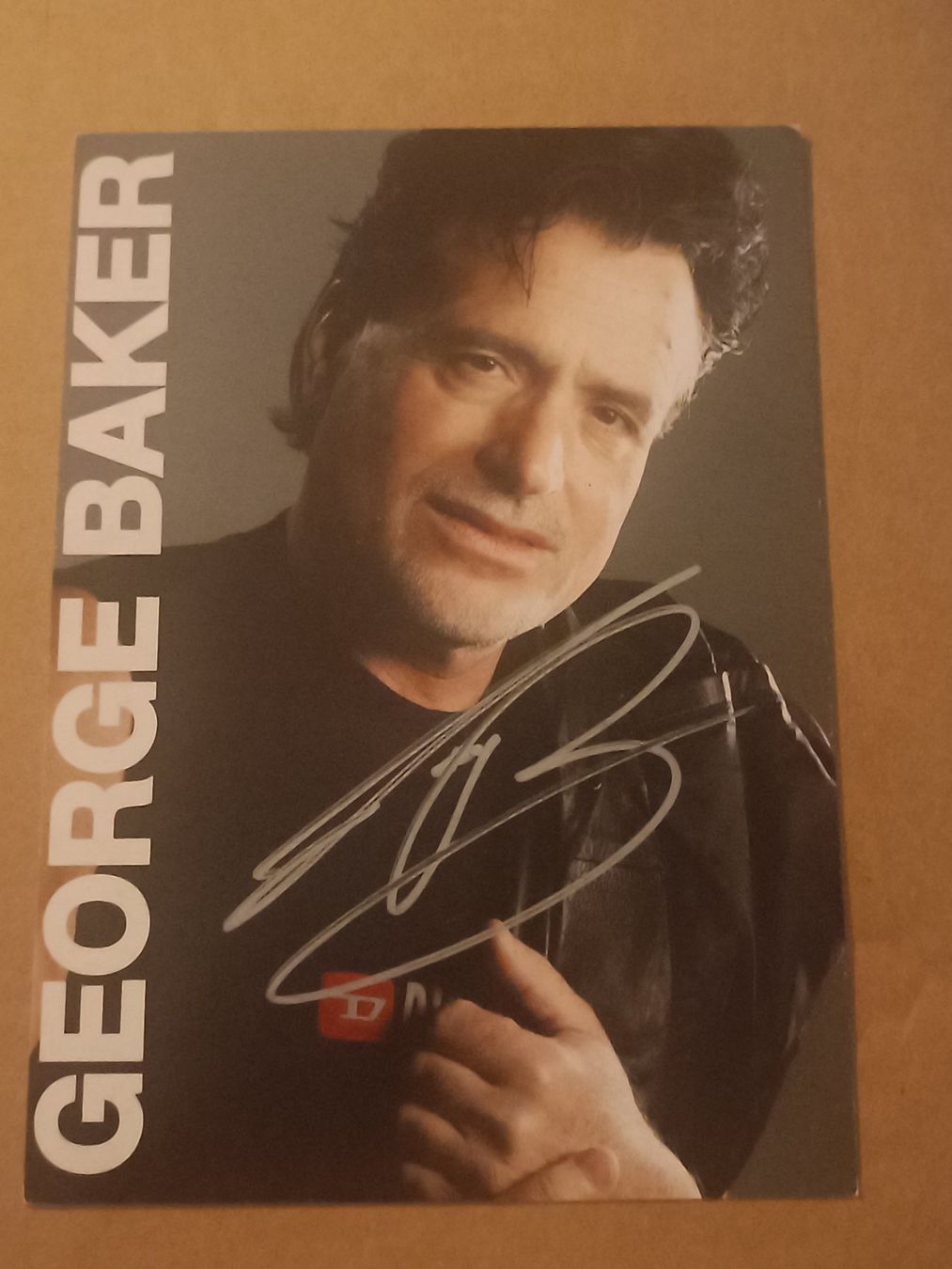 Autogramme: George Baker -  handsignierte Autogrammkarte – Gebraucht aus Menziken von Artographs