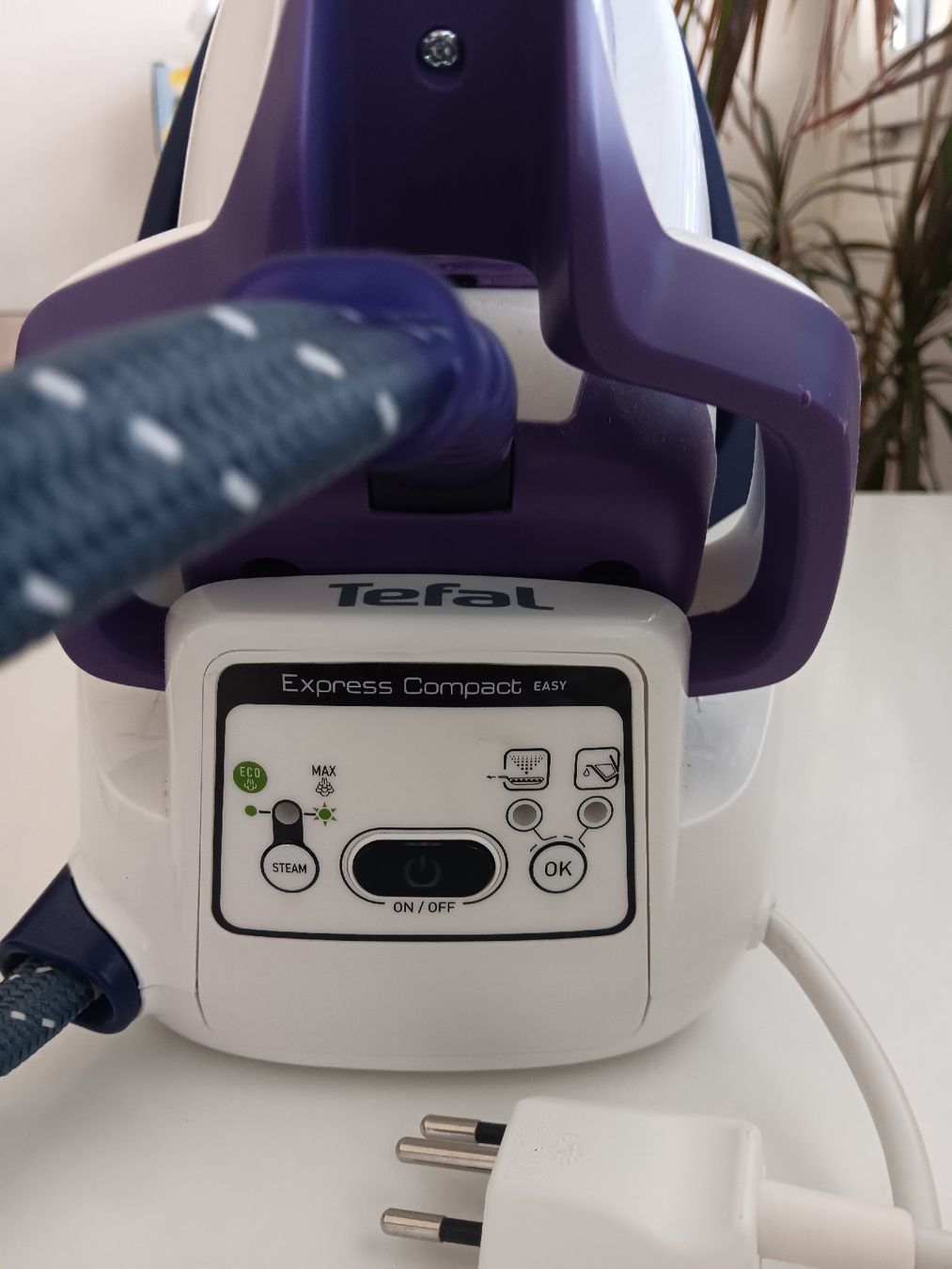 Tefal Bügeleisen: Tefal Express Compact Easy Steam Generator Iron – Gebraucht aus Versoix von lpid69 1