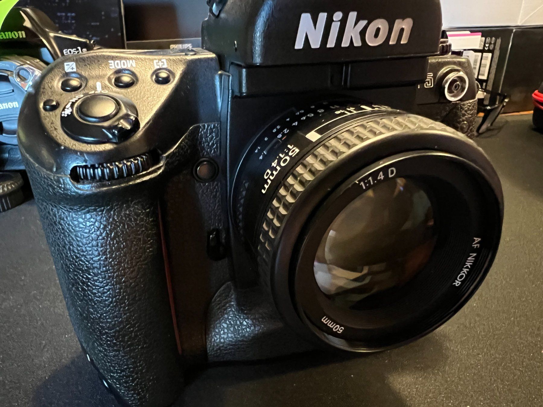 Nikon Kamera: Nikon F5 mit Objektiv – Gebraucht aus Uster von Stoessda 2