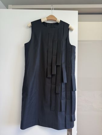 Neuwertiges COS-Kleid aus feiner Wolle