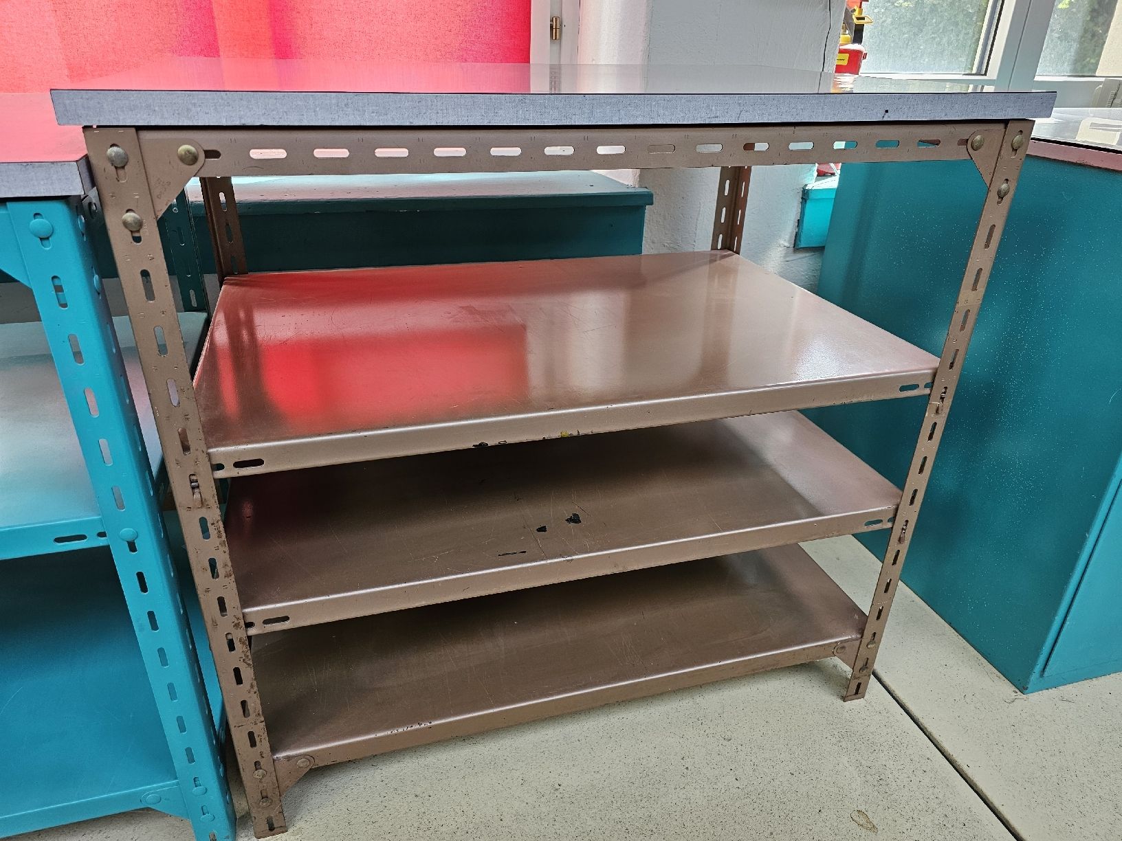 Regale: 2 Lagerregale mit robuster Arbeitsplatte – Gebraucht aus Meisterschwanden von Hummer21