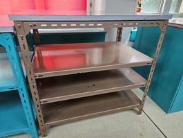 2 Lagerregale mit robuster Arbeitsplatte