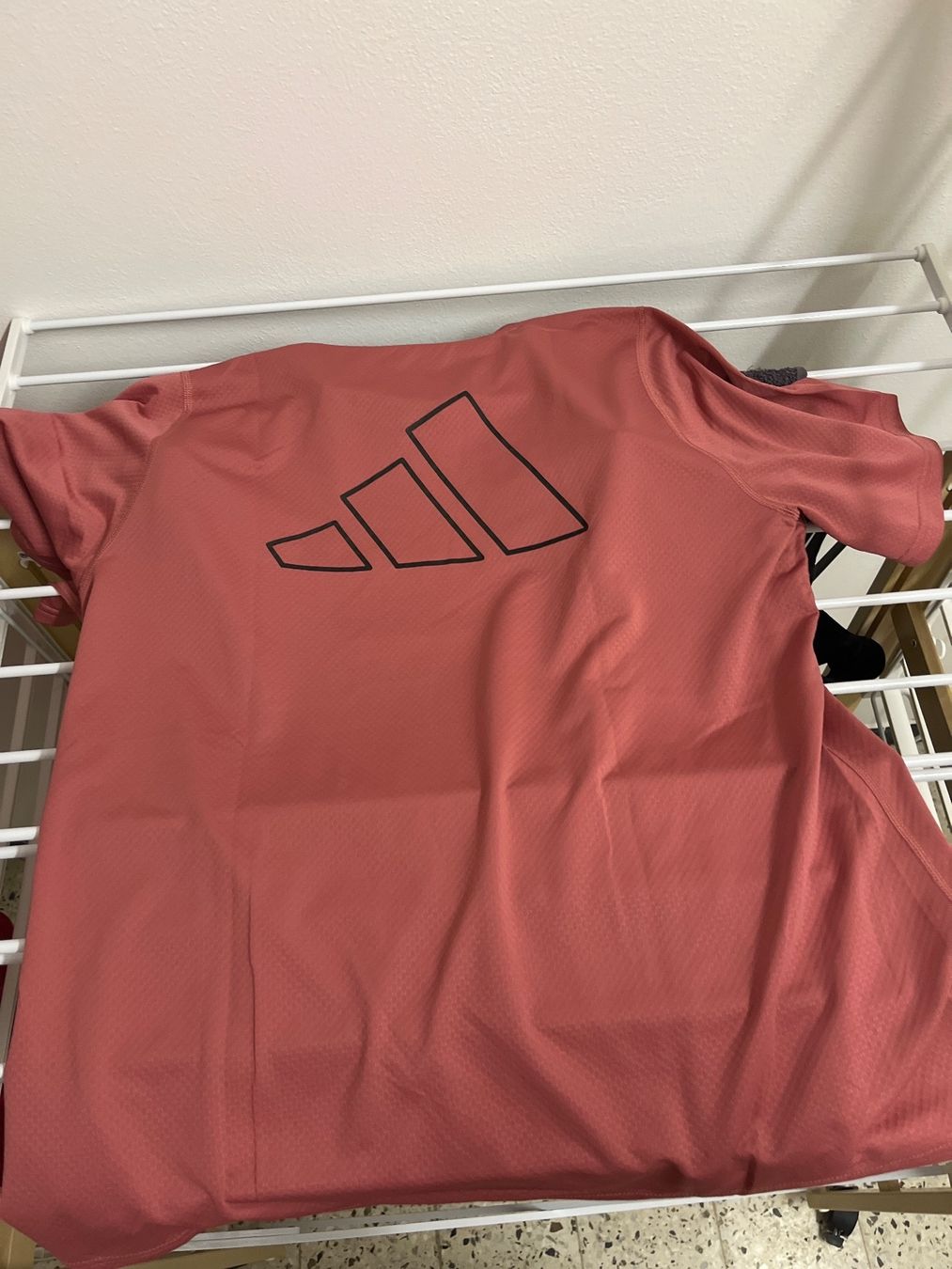 Adidas T-shirt: T-shirt Adidas – Nuovo (secondo la descrizione) da Bellinzona venduto da EmyScucy 2