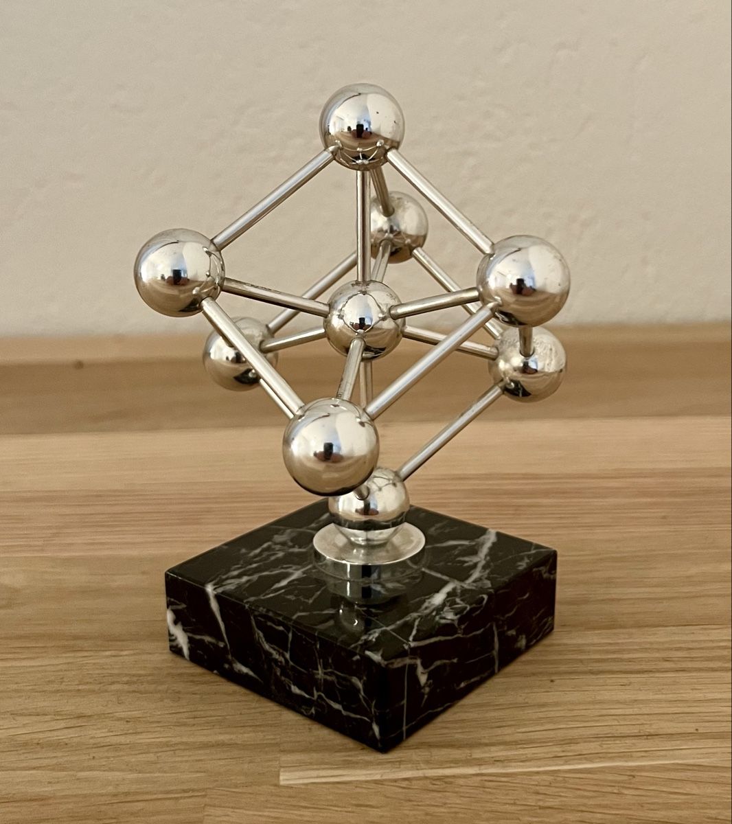 Skulpturen & Statuen: Atomium Skulptur auf Marmorsockel Brüssel – Gebraucht aus Hunzenschwil von Madachica 5