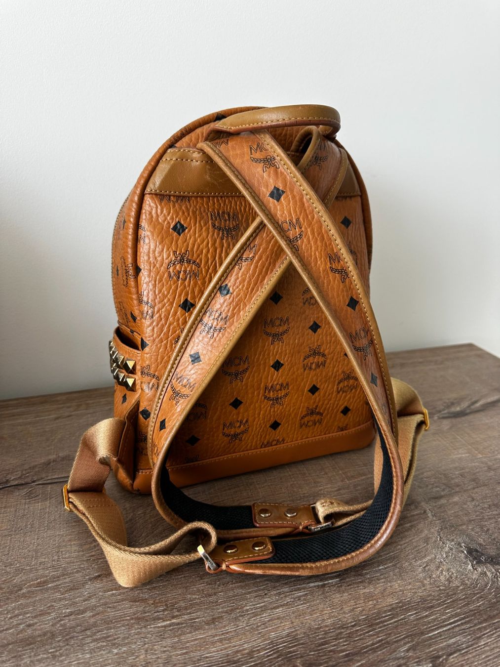 Mcm Sacs à dos: Original MCM Stark Medium Rucksack Cognac Visetos mit Nieten – D'occasion à Mühlethal par sarah-davide 2