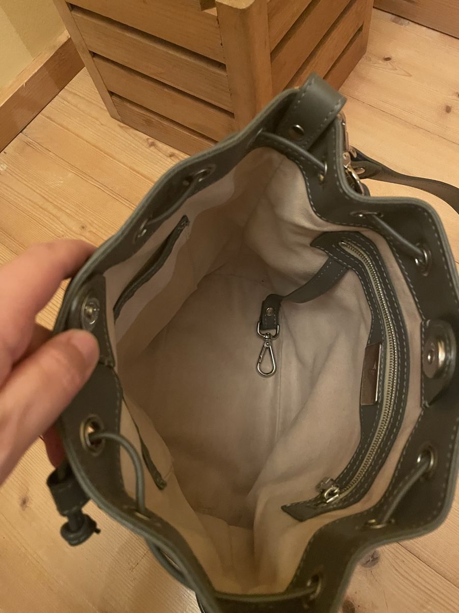 Maison Mollerus Taschen für Damen: Beuteltasche Maison Mollerus grau mit silber  – Gebraucht aus Mollis von cava10 2