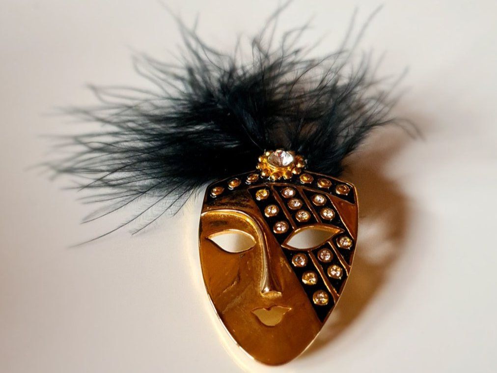 Broschen & Nadeln: Schmuck Brosche Maske mit glitzernden Steinen – Gebraucht aus Frauenfeld von Purzli