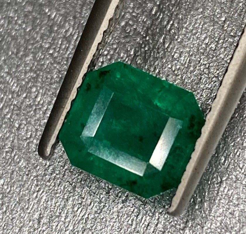 Pietre preziose: émeraude vert vif 2,64 carats – Nuovo e nell'imballaggio originale da Sornard-Nendaz venduto da JYTI90