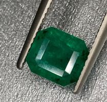 émeraude vert vif 2,64 carats