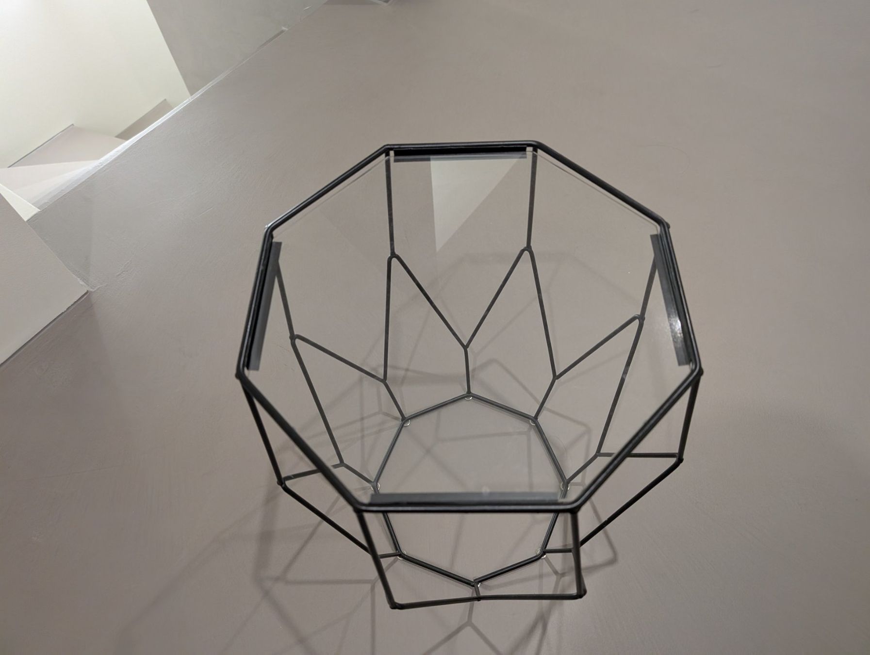 Tavoli: Moderner Beistelltisch im geometrischen Design – Usato da Geroldswil venduto da soalle 3