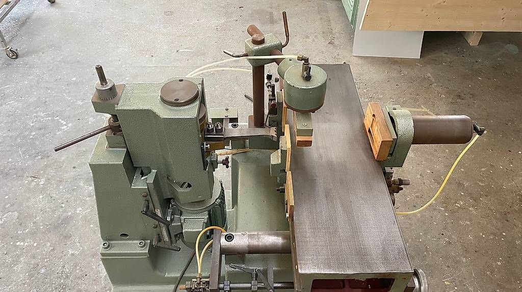 Toutes les machines: Mortaiseuse à bédane table pneumatique – D'occasion à Genève par dl33