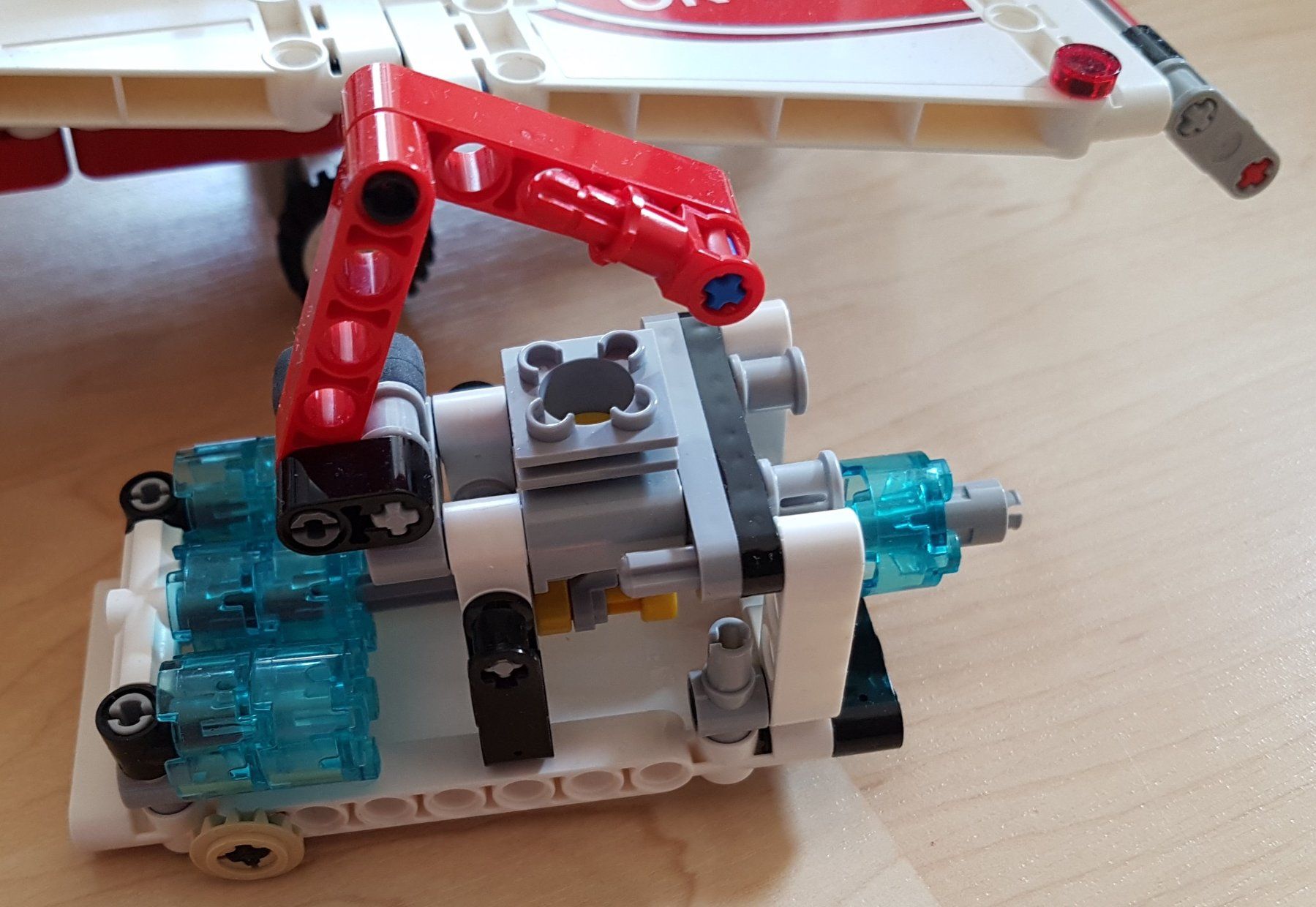 Technics Baukästen: LEGO TECHNIC - LÖSCHFLUGZEUG - 42040 – Gebraucht aus Jona von Zauberstatt 4