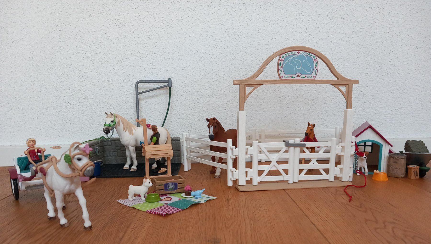 Schleich Spielzeuge: SCHLEICH Stall und Picknick-Konvolut – Gebraucht aus Unterengstringen von Nincraft
